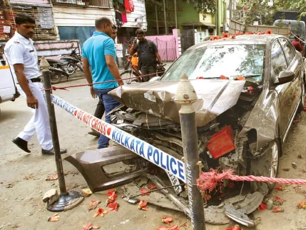 বাড়িতে তিন দেহ, গাড়িতে মৃত্যুর মুখে আরও তিন,&nbsp;খুনের পর আত্মহত্যার চেষ্টা? &lsquo;রহস্যের ঘনঘটা&rsquo; কলকাতায়