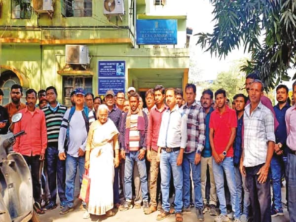 বেতন বন্ধের অভিযোগে অফিস ঘেরাও করে বিক্ষোভ পিএইচইর ঠিকা শ্রমিকদের