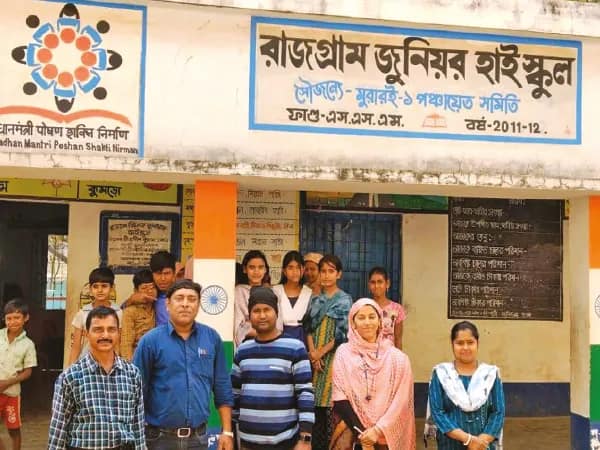 প্রায় ৭০ বছর পর বিদ্যুতের আলো দেখল মুরারইয়ের রাজগ্রামের স্কুল &nbsp;