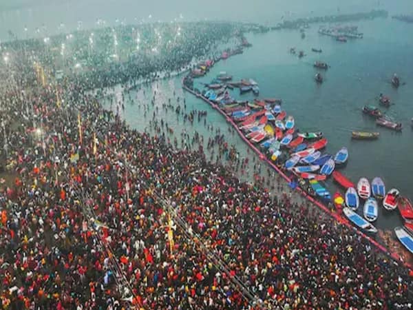 কুম্ভমেলায় স্নানরত মহিলাদের ছবি অনলাইনে বেচছে দুর্বৃত্তরা! নাক কাটা গেল যোগী পুলিসের