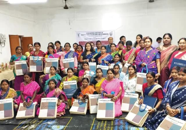 গ্রামীণ মহিলাদের হস্তশিল্পের প্রশিক্ষণ শিবির