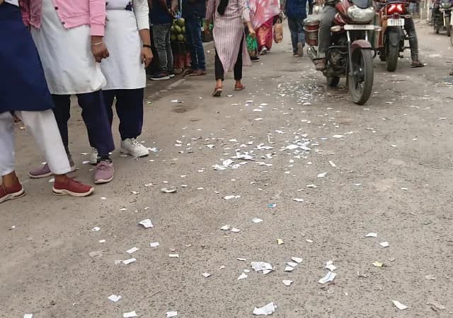 পরীক্ষার শেষের &lsquo;আনন্দে&rsquo; বই-খাতা ও প্রশ্ন ছিঁড়ে উল্লাস পড়ুয়াদের, নিন্দার ঝড়