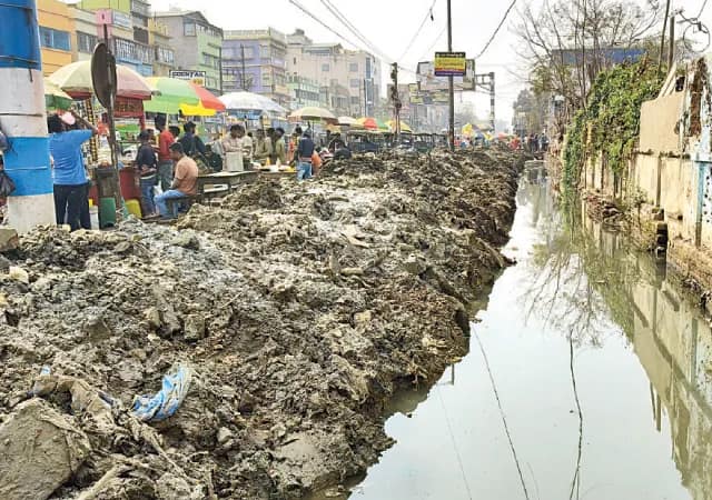 ময়লা নিকাশি নালার উপর খাবার দোকান!