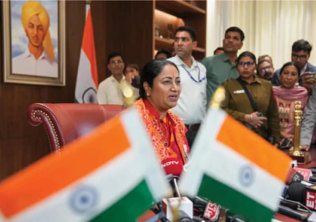 কেন মুখ্যমন্ত্রী নন পরবেশ ভার্মা?&nbsp;রেখার শপথগ্রহণ অনুষ্ঠানেই চাপা গুঞ্জন