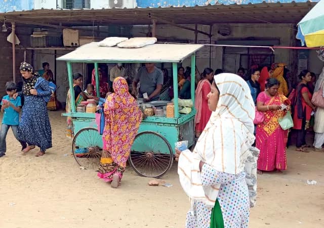 খাদ্য সুরক্ষা বিধি শিকেয় তুলে চলছে খাবার বিক্রি, প্রশ্নের মুখে স্বাস্থ্যদপ্তর