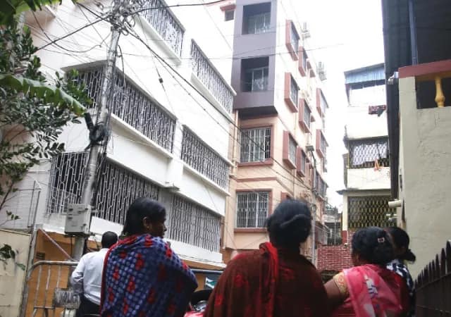 &lsquo;জানি সব, বলতে পারব না! লাইফ রিস্ক আছে&rsquo;,&nbsp;দে বাড়ির অদূরে বসে মন্তব্য প্রতিবেশীদের
