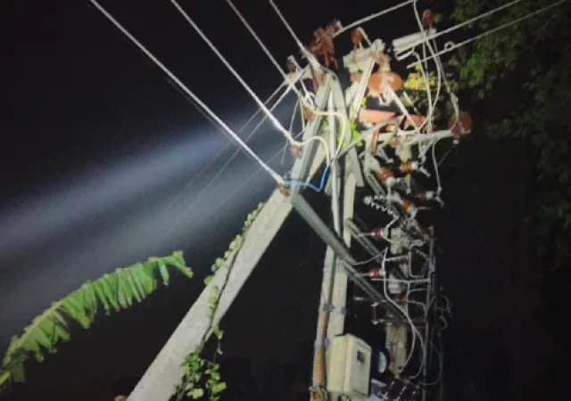অকাল দুর্যোগে বিপাকে পরীক্ষার্থীরা, লোডশেডিংয়ে বাড়তি সময় দিল পর্ষদ