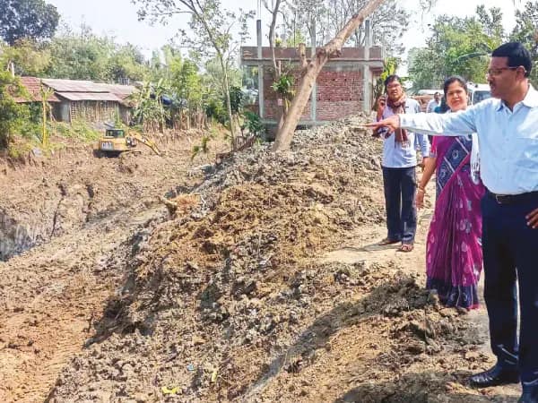খালপাড় দখল করে মার্কেট কমপ্লেক্স, সাত দিনের মধ্যে ভাঙার নির্দেশ জেলাশাসকের