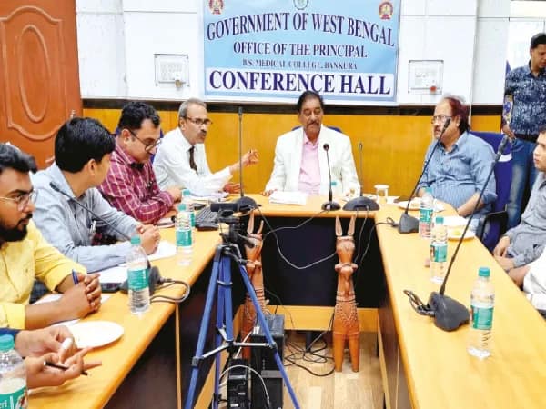 রোগী কল্যাণ সমিতির বৈঠকে অরূপ, সপ্তাহে কমপক্ষে ৪ দিন ডিউটি করতে হবে সিনিয়র ডাক্তারদের
&nbsp;