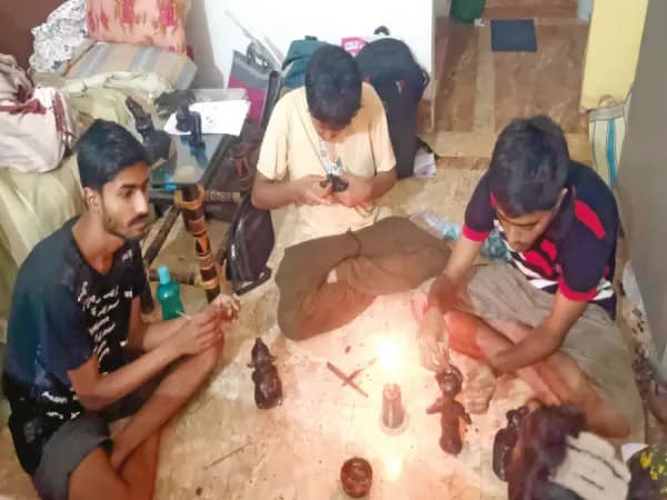 ডোকরা শিখতে আউশগ্রামে ইন্ডিয়ান আর্ট কলেজের শিক্ষার্থীরা
