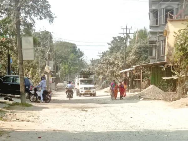 চারবছর ধরে রাস্তা বেহাল, দোকান-বাড়ি ভরছে ধুলোয়