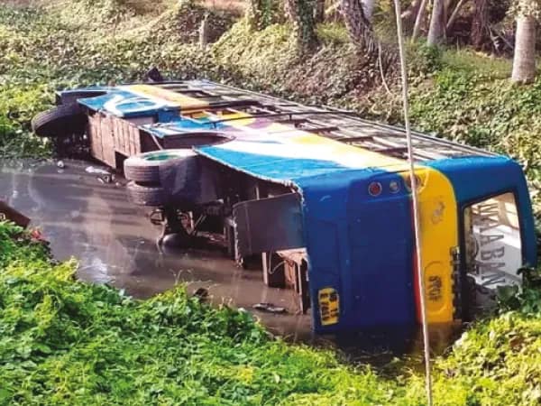 পুণ্যার্থী বোঝাই বাস পড়ল নয়ানজুলিতে, আহত সাত