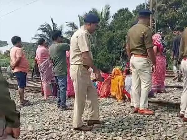 হাওড়া খড়গপুর ডিভিশনে রেল অবরোধ, ঘণ্টাখানেক বন্ধ ট্রেন চলাচল