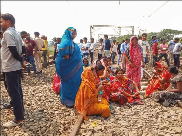 লাইন পেরনোর রাস্তা বন্ধ, আন্ডারপাস বা লেভেল ক্রসিং চেয়ে অবরোধ দেউলটিতে