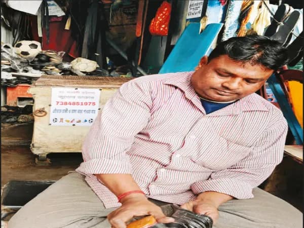 সেলাই নয়, জুতোর &lsquo;চিকিৎসা&rsquo; করেন সন্ন্যাসী ডাক্তার