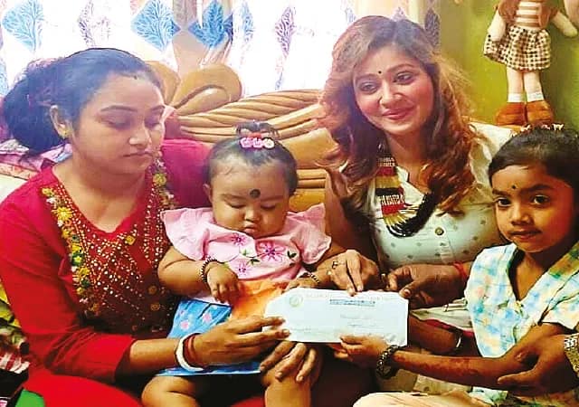 অস্মিকার চিকিৎসার জন্য নিজের জমানো ৬ হাজার টাকা দিল সাগরদিঘির খুদে বর্ষা