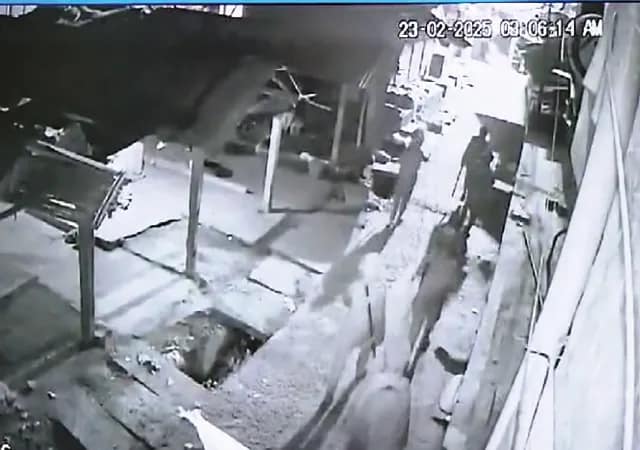 রাজগ্রাম বাজারে অস্ত্র হাতে দুষ্কৃতী তাণ্ডব, ভয়ে পালালেন সিভিকরা