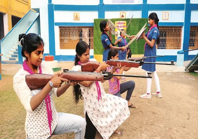 দাঁইহাটে স্কুলের ছাত্রীরা শিখছে আত্মরক্ষার কৌশল