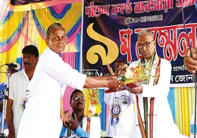 দাঁতনে ২০০০ গাছ লাগানোর সিদ্ধান্ত কাঠ ব্যবসায়ীদের