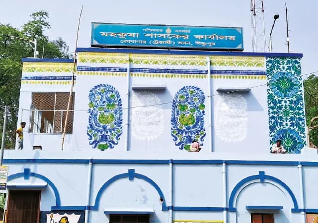 ট্রেজারি ভবনের দেওয়ালে ফুটিয়ে তোলা হচ্ছে বালুচরির আঁচল