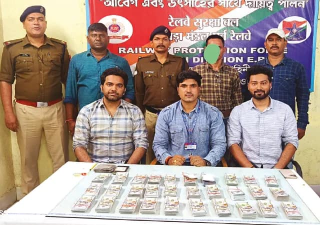 হাওড়ায় আড়াই কোটি টাকারও বেশি বিদেশি মুদ্রা সহ ধৃত যুবক