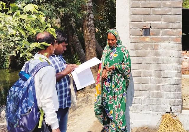উপভোক্তাদের বাড়ি গিয়ে কাজের অগ্রগতি দেখছেন আধিকারিকরা