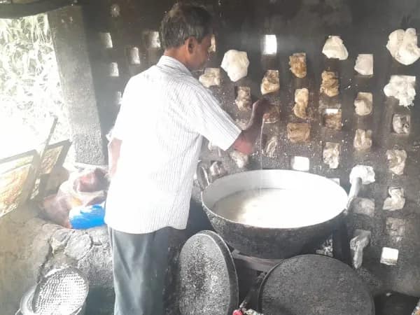 হাত নয় যেন লোহা! ফুটন্ত রস থেকে অবলীলায় রসগোল্লা তোলেন শঙ্কর&nbsp;