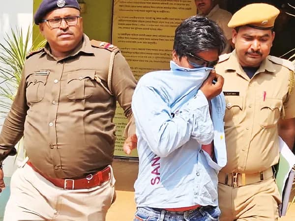 আদালতের নিয়োগ পরীক্ষা দিতে মোবাইল, হেডফোন, বাঁকুড়ায় গ্রেপ্তার তরুণী সহ ৫