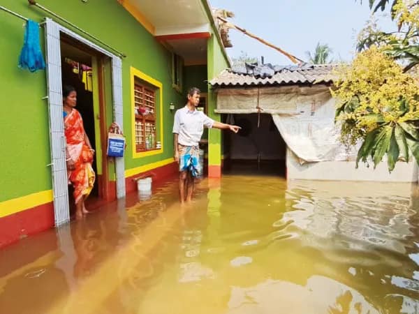 খানাকুলে অকাল বন্যা, বাঁধ মেরামতের কাজ শুরু রাজ্যের, ক্ষতিগ্রস্ত চাষিদের থেকে ১০ টাকা দরে আলু কিনল নবান্ন