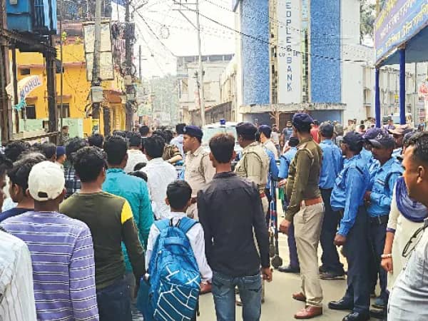 মেদিনীপুরে কো-অপারেটিভ ব্যাঙ্কের ভোট মনোনয়ন পত্র তোলা নিয়ে উত্তেজনা, মনোনয়ন পত্র তোলা নিয়ে উত্তেজনা