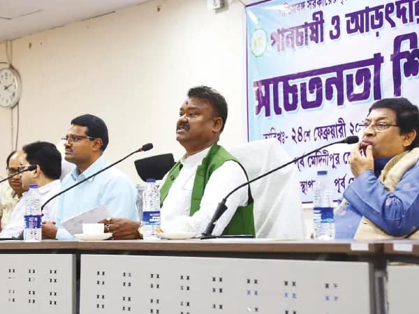 গুছিতে ৭০টির বেশি পান নয়, পানচাষিদের সচেতনতার পাঠ মন্ত্রী বেচারাম মান্নার