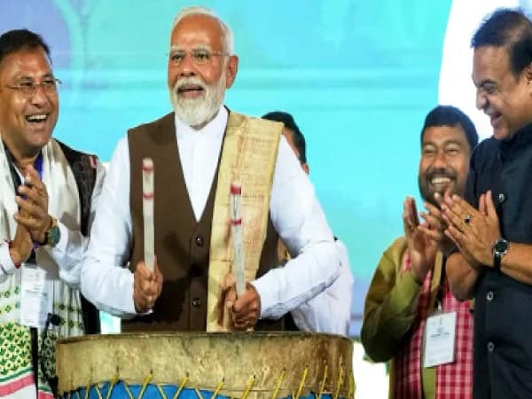 ঝুমুরের ছন্দে মাতোয়ারা গুয়াহাটির স্টেডিয়াম, সাক্ষী থাকলেন প্রধানমন্ত্রী