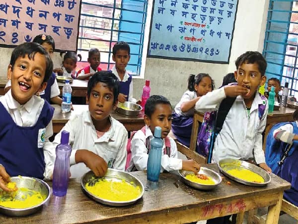 মিড-ডে মিলের পাতে তিনদিন ডিম, বহরমপুরে প্রাথমিকে বাড়ল পড়ুয়াদের হাজিরা