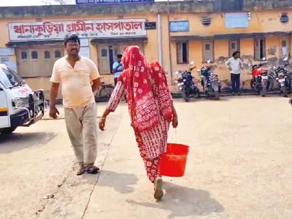 অস্বাস্থ্যকর পরিবেশে চিকিৎসা চলছে বসিরহাটের ধান্যকুড়িয়া হাসপাতালে