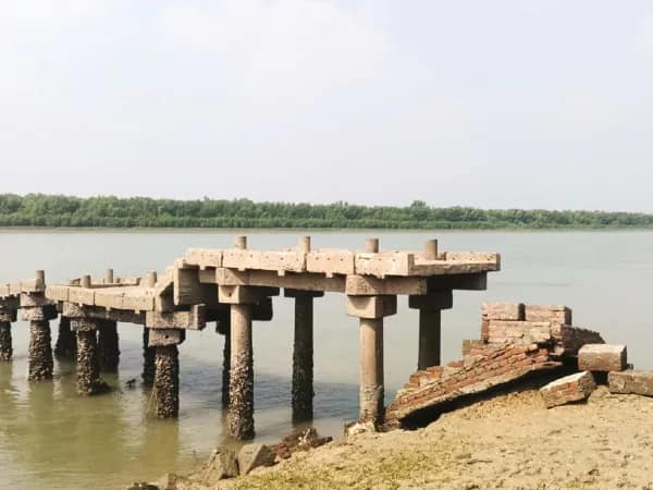 দীর্ঘদিন ধরে বেহাল নামখানার জেটিঘাট, সমস্যায় এলাকাবাসী