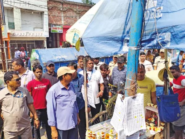 ফুটপাত দখলমুক্ত করতে রাস্তায় বনগাঁ পুরসভার আধিকারিকরা