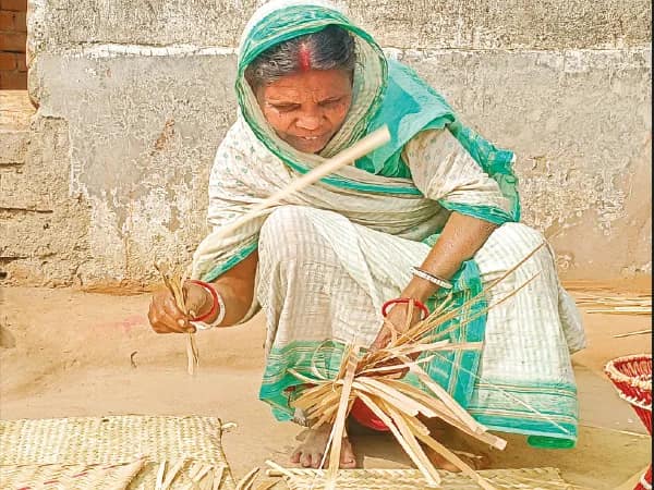 মোড়া বিক্রিতে লাভ নেই, সঙ্কটে পড়েছেন প্রতাপপুরের শিল্পীরা