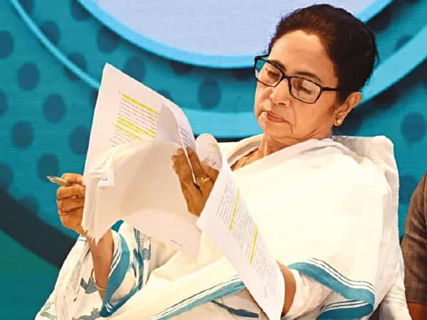 বেতন বৃদ্ধি: জুনিয়র ১০ হাজার, এসআর ১৫ হাজার থেকে ২৫ হাজার টাকা, ছাড় প্র্যাকটিসেও, ডাক্তারদের পাশে দাঁড়ালেন মমতা
