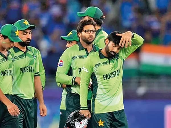 প্রাক্তনদের তোপের মুখে বাবররা