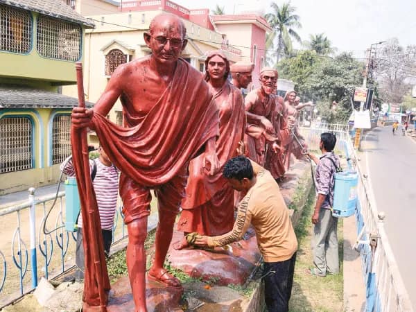 মুর্শিদাবাদের প্রবেশপথে স্বাধীনতা সংগ্রামীদের মূর্তিতে জমছে ধুলো