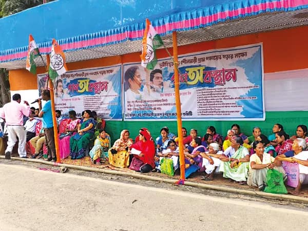 মঞ্চ বেঁধে পঞ্চায়েত অফিসের সামনে টানা অবস্থানে তৃণমূল