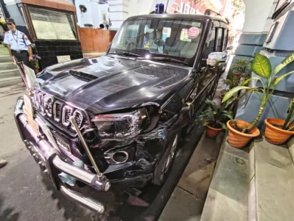 দুর্ঘটনার কবলে গাড়ি, অল্পের জন্য রক্ষা পেলেন অতীন ঘোষ