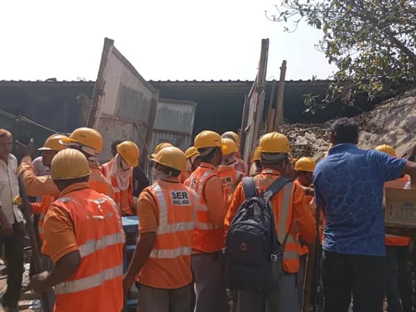 আদ্রা শহরে রেলের উচ্ছেদ অভিযান, পরপর ভাঙা হচ্ছে দোকান