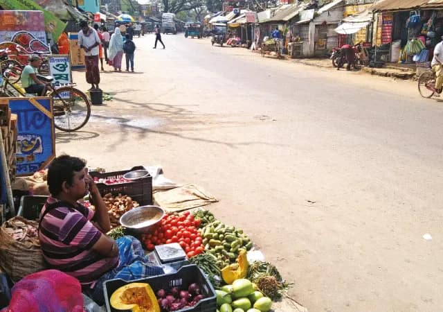 কান্দিতে রাজ্য সড়কের পাশেই ৬টি সব্জি বাজার, দুর্ঘটনার শঙ্কা