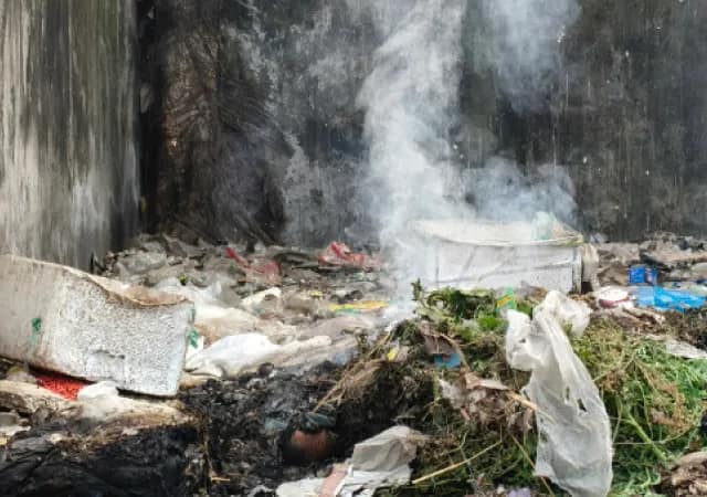 ময়নাগুড়ি কৃষক বাজারে ফেলে দেওয়া থার্মোকলের বাক্সে আগুন, ছড়াচ্ছে দূষণ