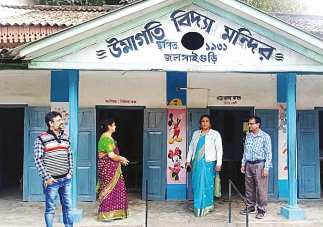 কখনও গায়েব বেঞ্চ-ফ্যান, কখনও বইপত্র, বাসন চোরের দাপটে পড়াশোনা লাটে ওঠার জোগাড় স্কুলে