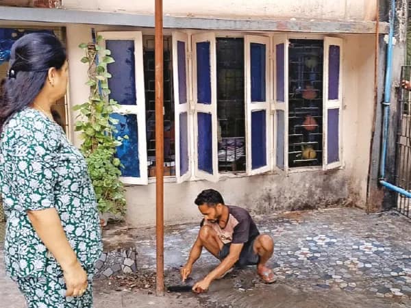 দেওয়াল বেয়ে নামছে তেলের ধারা, উৎস সন্ধানে ভরসা সিসি ক্যামেরা,&nbsp;&nbsp;গড়িয়ায় গৃহস্থ বাড়ি ঘিরে রহস্য