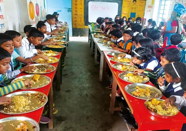 মায়াপুরের স্কুলে ছাত্রছাত্রীদের তিথি ভোজন করালেন শিক্ষক