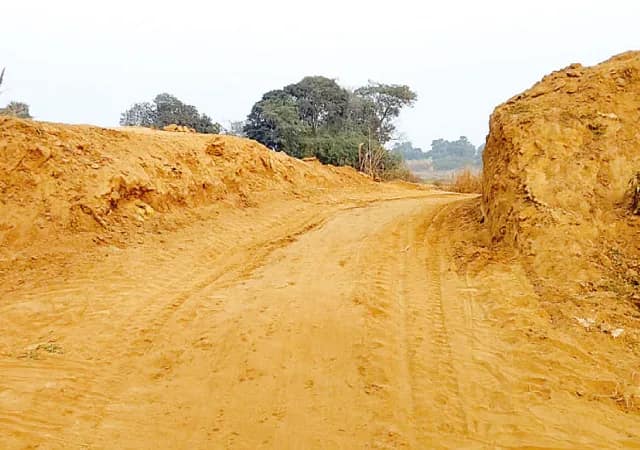 বড়ঞার সর্বশ্রীঘাটে নির্ধারিত সীমানার বাইরে গিয়ে অবাধে বালি, মাটি পাচার