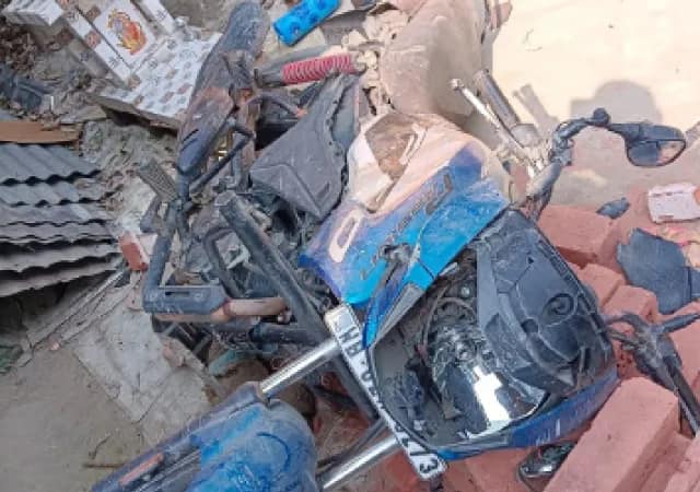 বামনেতার বাড়ির সামনে শৌচকর্ম মদ্যপ বিজেপি কর্মীর! রক্ত ঝরল বালুরঘাটে